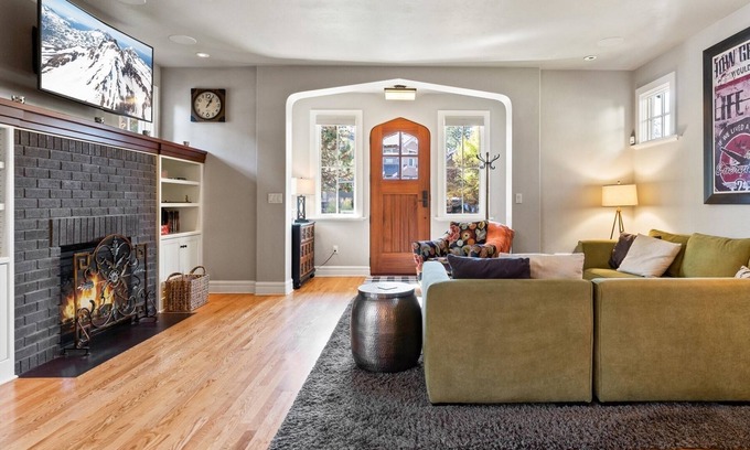 River Terrace House | NW Awbrey Road | Century West Downtown private hot tub dog friendly