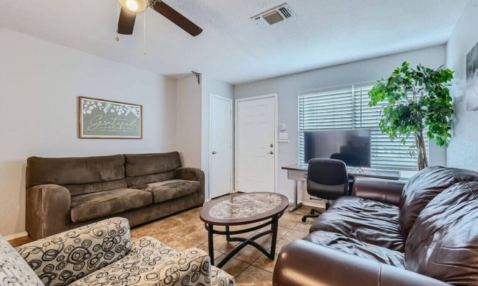 Heritage House | NW SA Lackland AFB/Sea World minutes away