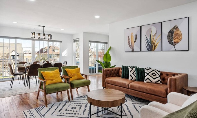 Constable Hook Apartment | NYC 20min | Sleeps 10 | Free Parking | Patio