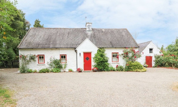 Tipperary Cottage | O'NEILL'S, pet friendly, with open fire in Dundrum, County Tipperary