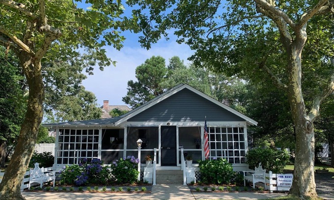 The Pines House | Oak Cottage ~ Half Block to the Beach ~ 4 Bedrooms ~ Sleeps 10 ~ Huge Porch
