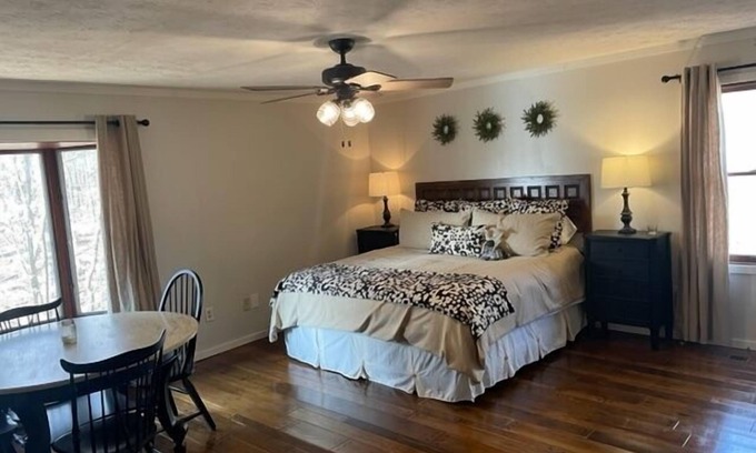 Morgantown Cabin | Oak Haven 1827 Cabin Rental