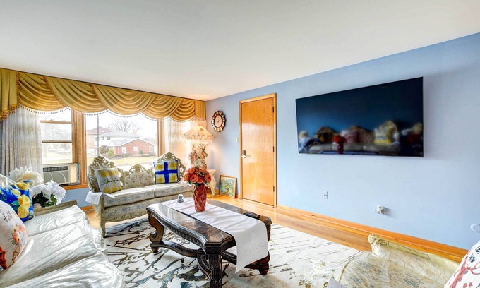 Oak Lawn Apartment | Oak Lawn Apartment ~ 2 Mi to Ford City Mall!