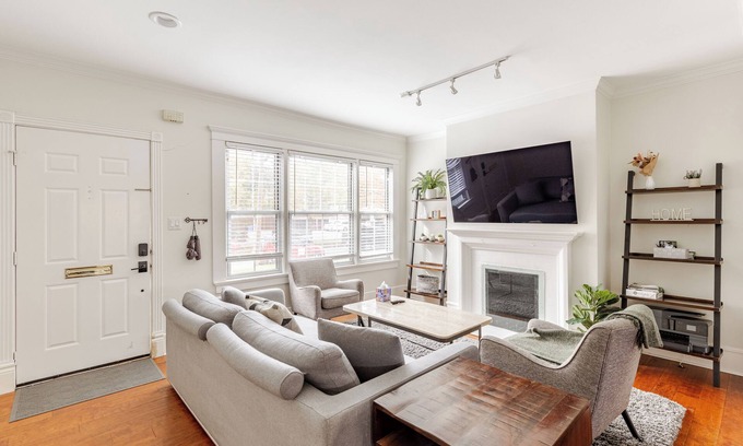 Oak Lawn House | Oak Lawn House Private Backyard WFH Setups