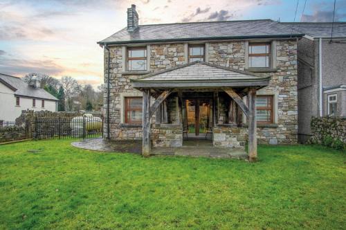 Pen-y-cae House | Oak Lodge - The Sleeping Giant - Pen Y Cae Inn