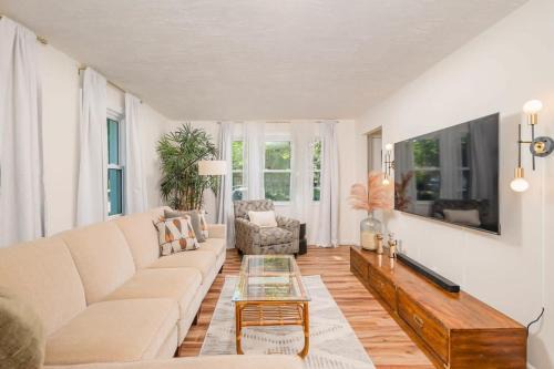 Oshkosh House | Oak Street Adobe