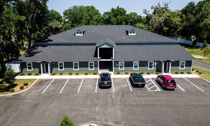 Green Cove Springs Apartment | Oak Street Refuge #4 |Main Floor Apt |SMART TV |Small Dog Friendly |Walkable |Seasonal Town Pool