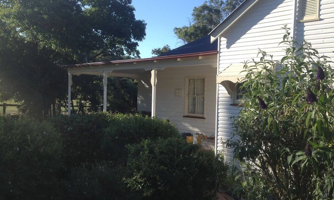 Deepwater House | Oakhurst Cottage FarmStay -A tastefully restored cottage set in a private garden