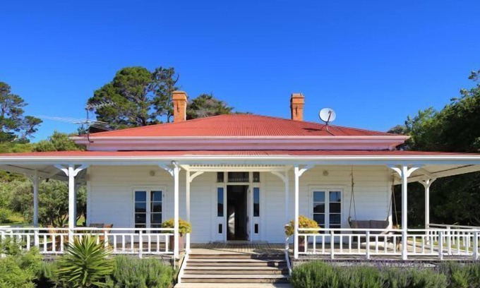 Omiha House | Oakura Bay Villa | Stay Waiheke