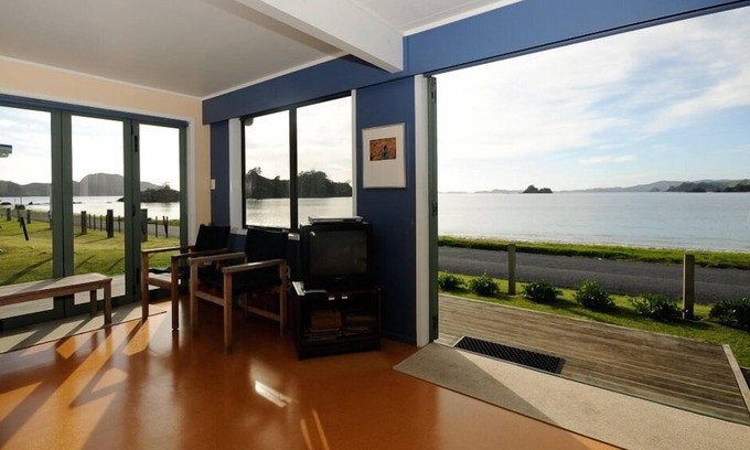 Oakura House | Oakura beachfront, 8 Kayaks, SU Paddleboard, Wifi, Gas fire pit