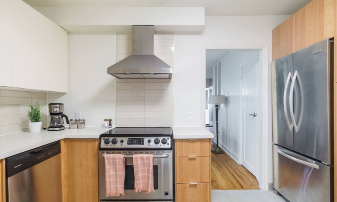 Upper Beaches House | Oasis 3-bedroom house in the Beaches with AC and WiFi in Toronto