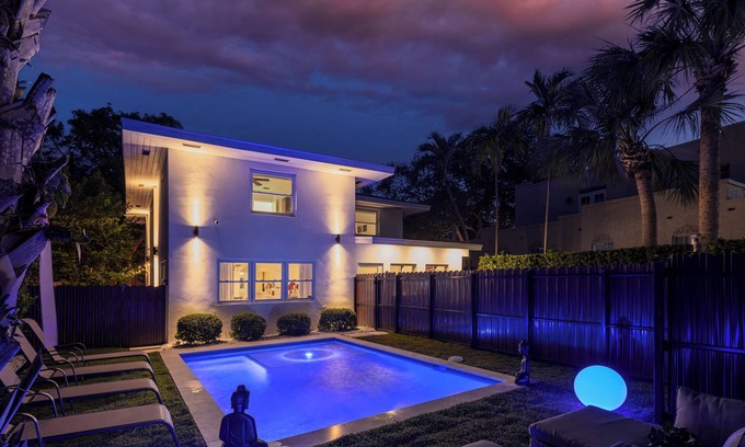 Buena Vista House | Oasis In the heart of Miami! Luxury Villa! 10m to Beach! Private Gym and Pool !