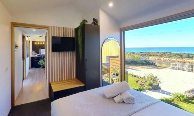 Bicheno House | Ocean Breeze Homestays - Unit 1 - Luxe tiny home in garden oasis