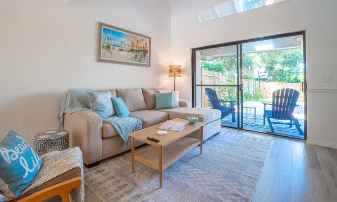 Vilano Beach House | Ocean Breeze Retreat - 6 minute walk to the beach!