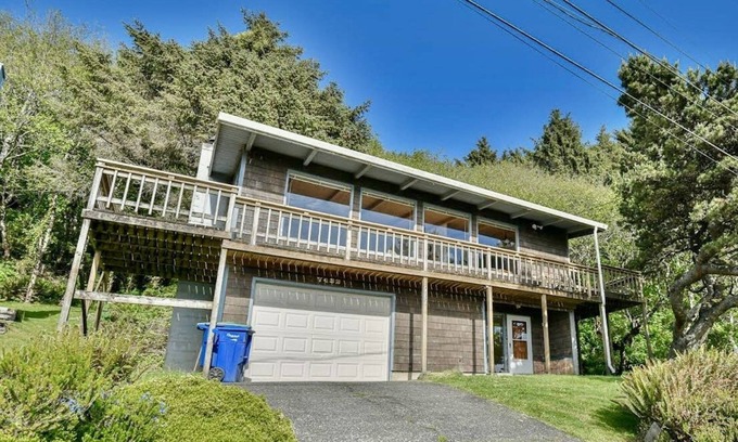 Roads End House | Ocean Creek Haus: Nature abounds w/ocean views + babbling creek