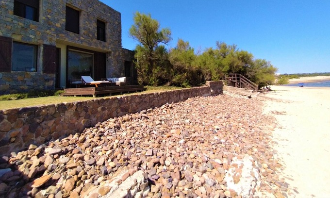 Las Flores House | Ocean Frontline Dream Beach House 25 mins from Punta Del Este