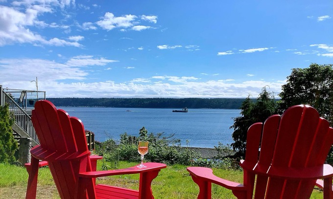 Campbell River House | Ocean's Edge Suite