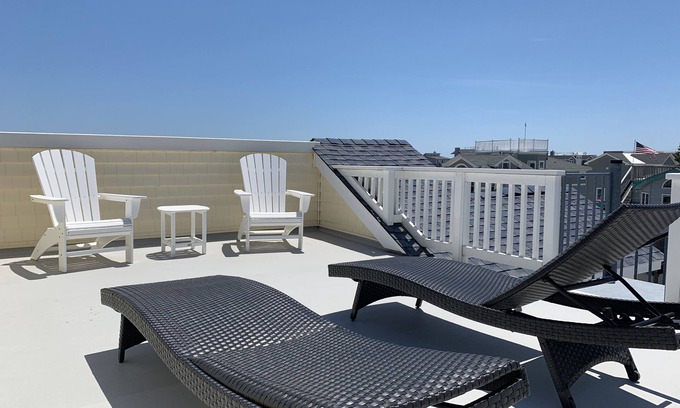 Beach Haven Gardens House | Ocean Side in Beach Haven - Six Houses from the Beach!