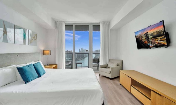 Hallandale Beach Apartment | Ocean View 1 BDR Beach & Water Retreat Pool Gym