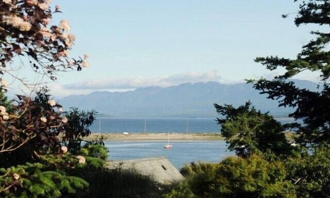 Comox House | Ocean view, beach access, 3 bedroom country home.