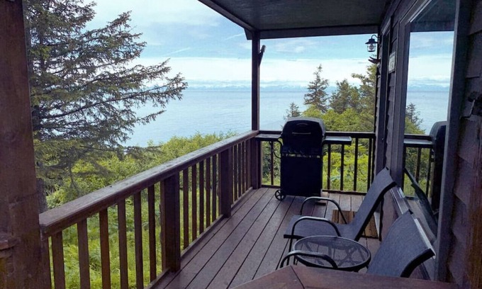 Anchor Point Cabin | Ocean-view Cabins on the Anchor Point Bluff