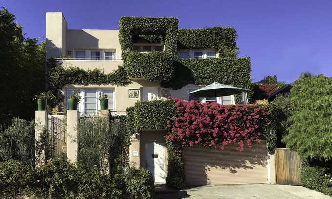 Pacific Palisades House | Ocean View European Art Villa