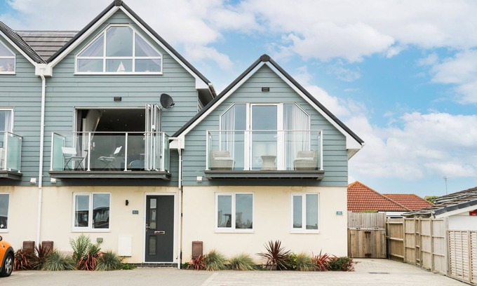 South Hayling Cottage | OCEAN VIEW, pet friendly, country holiday cottage in Hayling Island