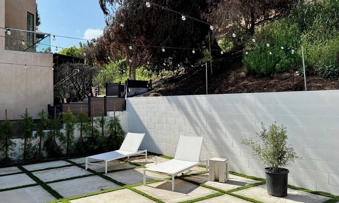 Eastern Malibu House | Ocean view. Walk to Carbon Beach. Comfortable upscale home with backyard.