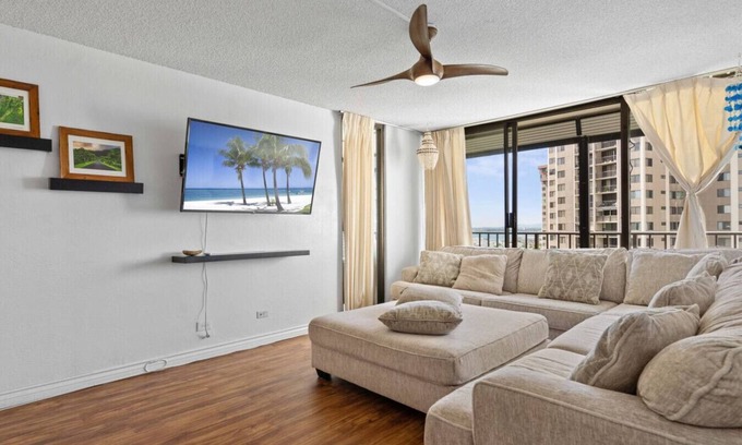 Aiea Apartment | Ocean View | Walk to Mall | Free Parking, W/D, AC