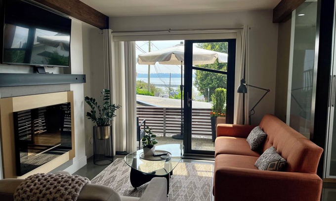 White Rock House | Ocean View White Rock Modern 2 Bedroom. 1 min walk to beach! BC & City licensed.