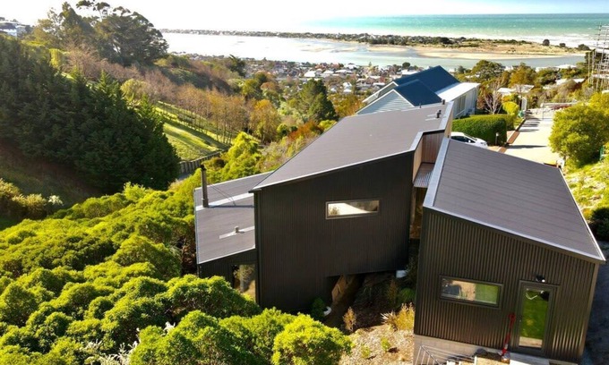 Redcliffs House | Ocean Views at Rapanui Lodge- 4BR Gem with Parking