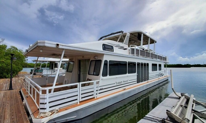 Key West Boat Rental | Ocean views! Luxury suites