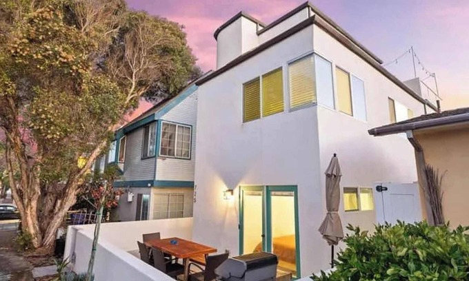 Mission Beach House | Ocean Views, Steps to Beach, Rooftop, Firepit