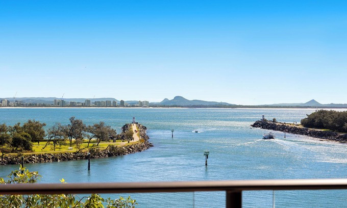 Buddina Apartment | Oceanfront 2-Bedroom Coastal apartment
