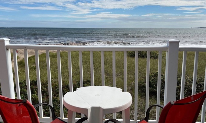 Ocean Park Condo | Oceanfront Condo – Walk to Pier & beach out your front door!
