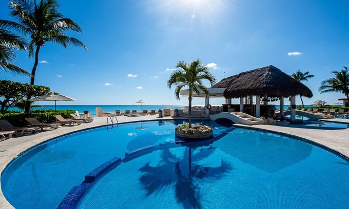 Playacar Fase I Condo | Oceanfront Condo, Drink & Snack Pool Bar, Excellent Location to 5th avenue!