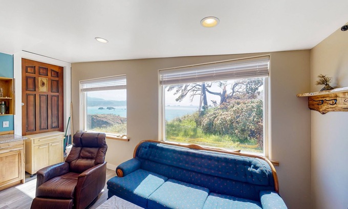 Port Orford Apartment | Oceanfront condo with jetted tub, WiFi, and smart TV - convenient to state parks