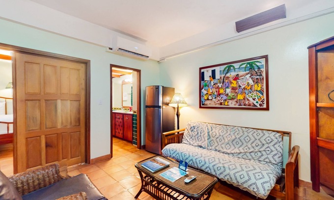 Cocoplum Condo | Oceanfront condo with pool, sea view, central AC & WiFi - steps to the beach