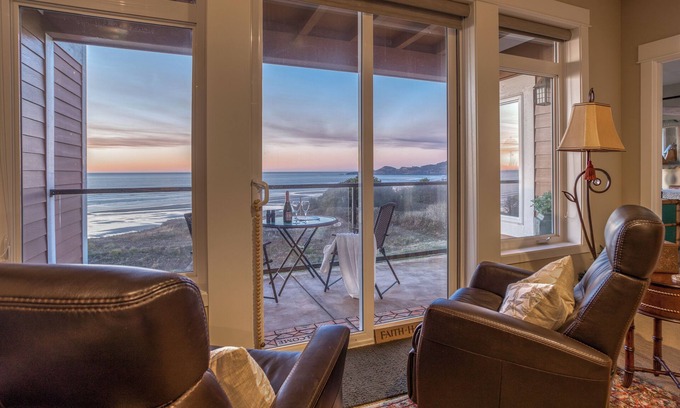 Newport Condo | Oceanfront Condo with Fantastic View!