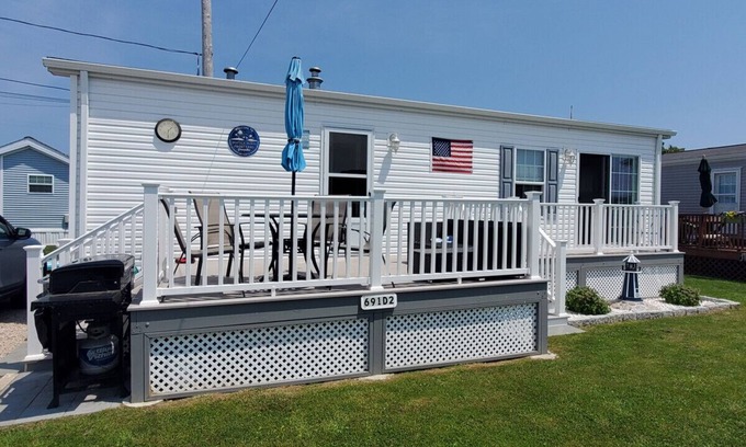 Snug Harbor House | Oceanfront East Matunuck Cottage