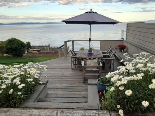 Comox Apartment | Oceanfront Paradise