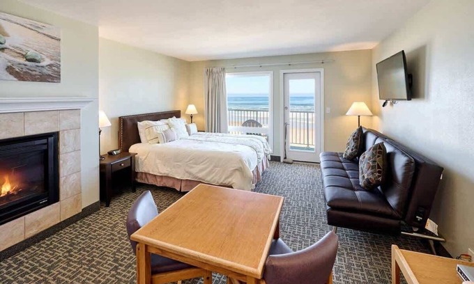 Logsden Condo | Oceanfront Studio With Full Kitchen - Beach Access - Pool & Hot Tub!