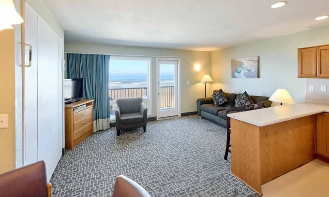 Logsden Condo | Oceanfront Suite - Beach Access - Heated Pool and Hot Tub!