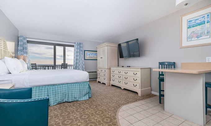 North Truro Apartment | Oceanfront suite with bay-view balcony, full kitchen, AC & firepit