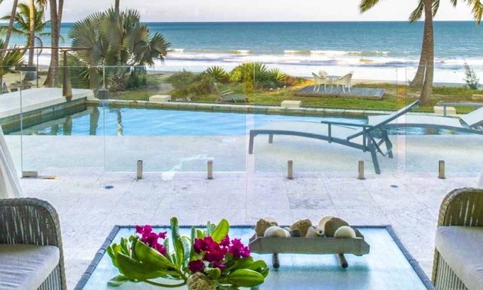 Hamilton Island House | Oceans Edge Oak Beach - absolute beachfront with private pool