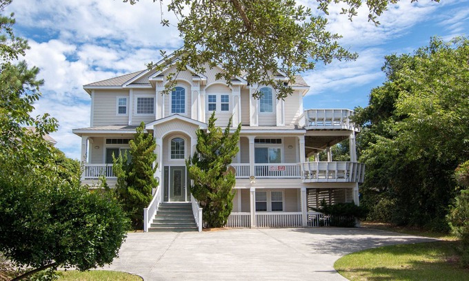 Pine Island House | Oceanside, 8 BRs, Private Pool, Hot Tub, Close to Beach Access, PI62, Jewel of the Isle