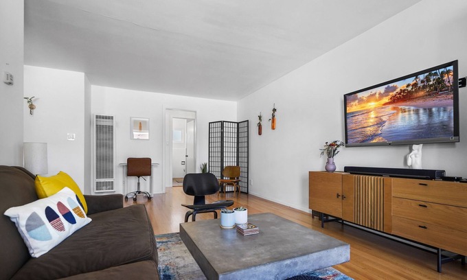 Alamitos Beach Apartment | Oceanside Hermosa, 1 Minute Walk to the Beach, Parking, Kitchen, AC, Fit 4 Guest
