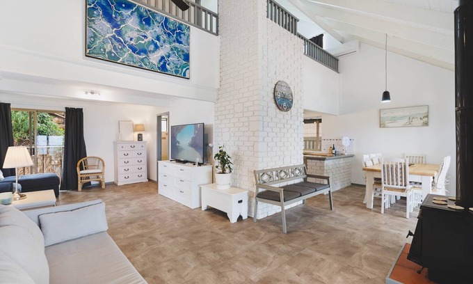 Peppermint Grove Beach House | Oceanview Manor by Peppy Beach Retreats® (10 Adults), Manor