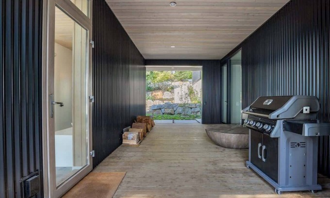 Britannia Beach House | Oceanview Luxury w/2 King Beds + EV Charger