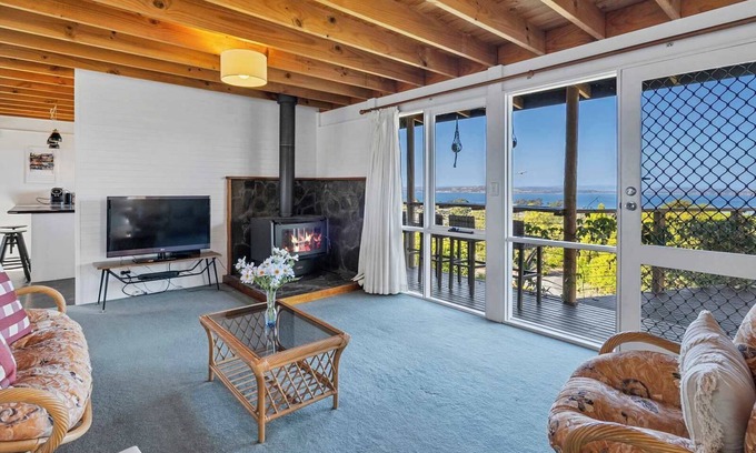 Blackmans Bay House | "Oceanview Retreat" - 20kms from CBD - Sleeps 10.